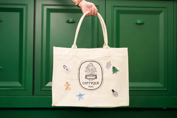 消費滿8000或1萬元可獲得托特包加上1枚或1組徽章。品牌提供