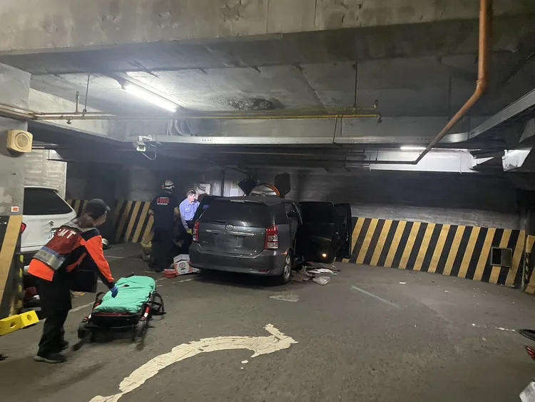 老翁原本開到地下3樓，卻又折返地下4樓，途中突然暴衝撞牆壁。民眾提供