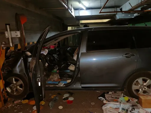 疑油門當煞車踩!台南7旬翁開車暴衝撞壁 送醫不治