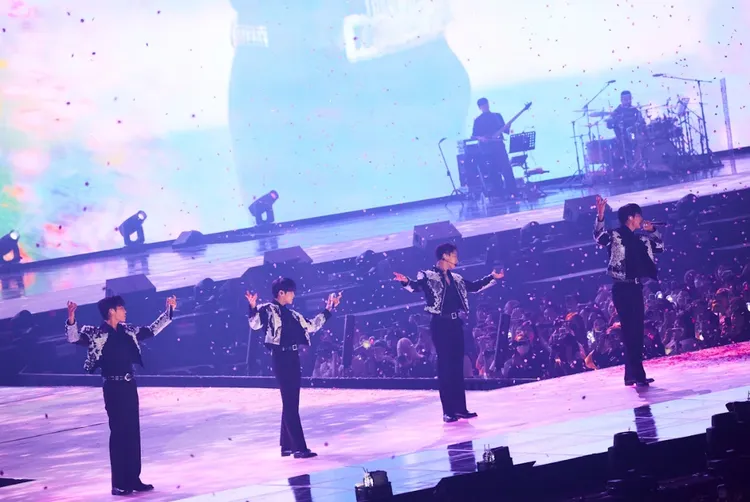 Highlight睽違7年，在演唱會上喊出「BEAST」，哭翻上萬粉絲。車庫娛樂提供