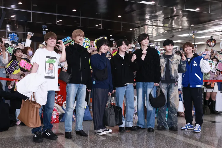 浪花男子放送出手指愛心，隊長大橋和也（左）比臉頰愛心。彭欣偉攝