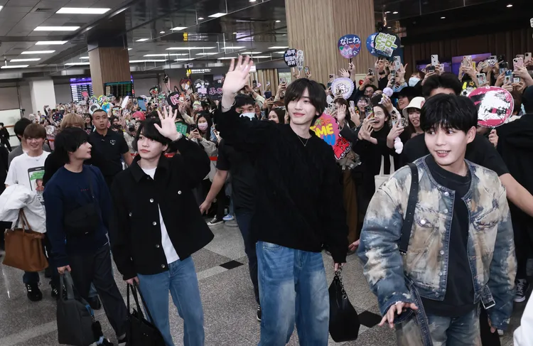 道枝駿佑（右二起）、西畑大吾不停跟粉絲揮手。彭欣偉攝