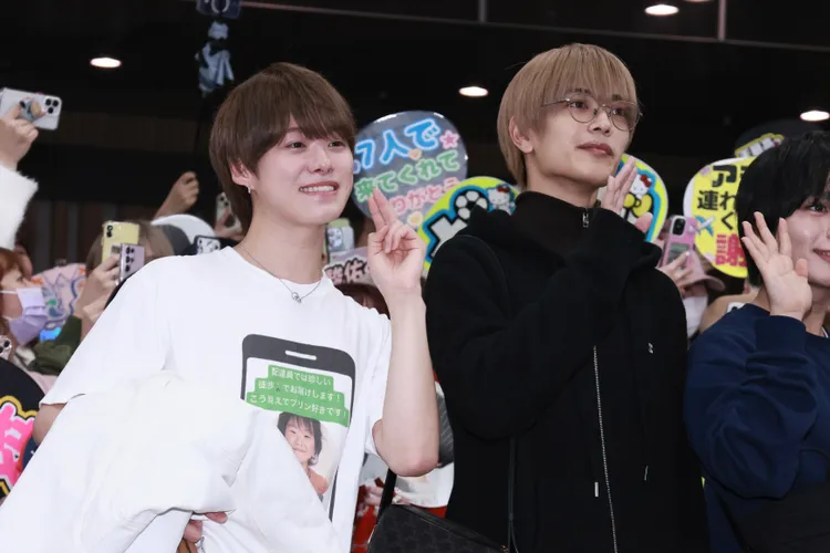 大橋和也（左）戳臉頰招牌打招呼動作，身穿藤原丈一郎送的短T恤，兒時照片藏亮點上熱搜。彭欣偉攝