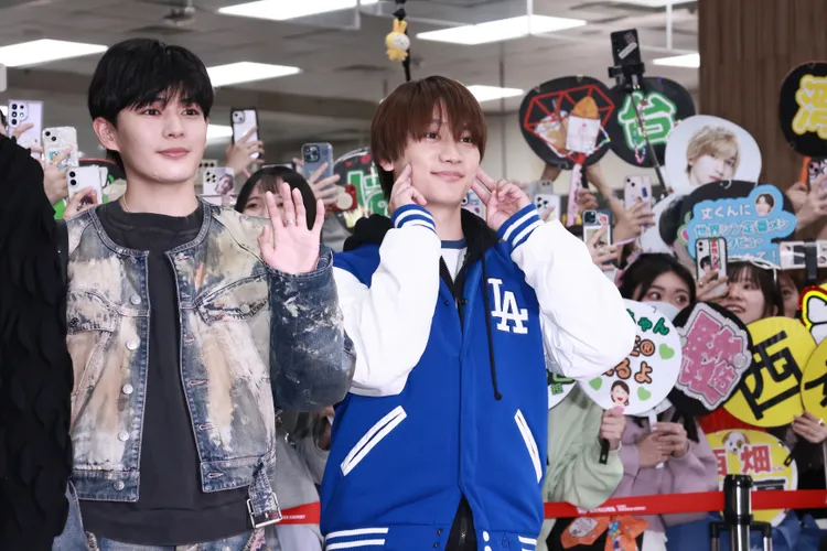 藤原丈一郎（右）比出Chuki Chuki打招呼戳臉姿勢。彭欣偉攝