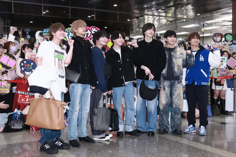 浪花男子看到滿場粉絲機爆機場，臉上滿是笑容。彭欣偉攝