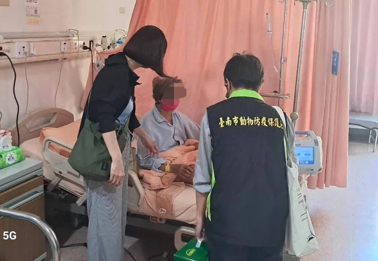 家住學甲頂洲的85歲老婦日前要到田裡工作，被野狗咬傷。（動保處提供）