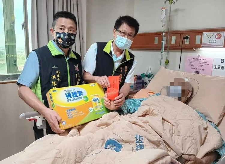 73歲林姓阿嬤中秋節當天，騎機車撞上路旁竄出的野狗，「犁田」重傷。動保處提供