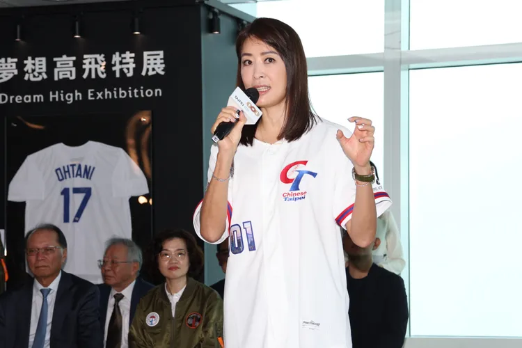 台北101董事長賈永婕表示「50/50紀念球」這顆無價的球吸引遊客，101大樓觀景台每天可容納遊客人流量為7000人次可望達標。莊宗達攝