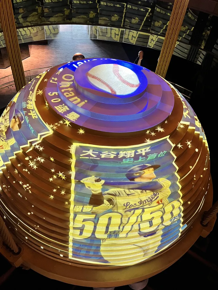 BenQ 使用專利技術雷射投影機將風阻尼球投影成巨型棒球，讓遊客感受如臨實境的視覺效果。莊宗達攝