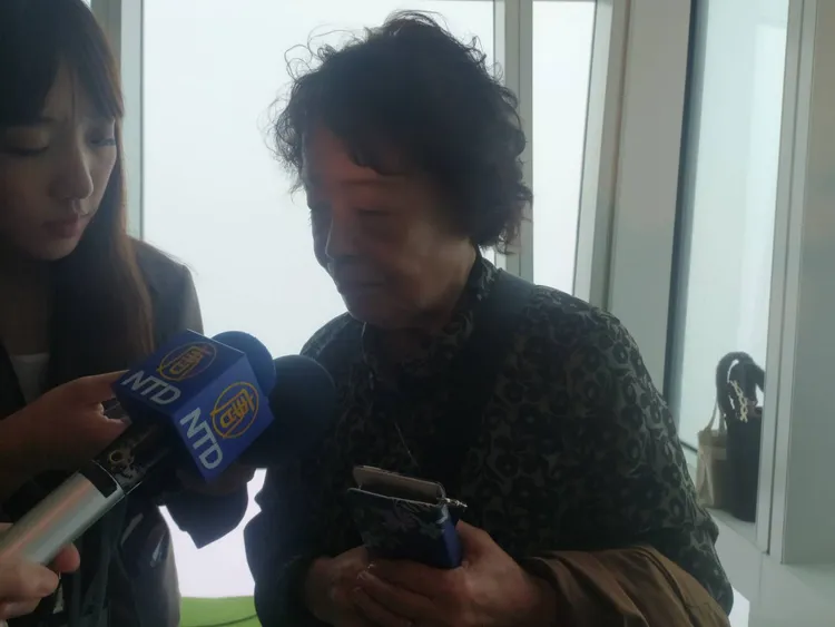 大谷翔平1.4億50轟球今起在101展出，日本遊客松沢敏江首次來台旅遊就親眼目睹這顆紀念球驚呼太幸運。許麗珍攝