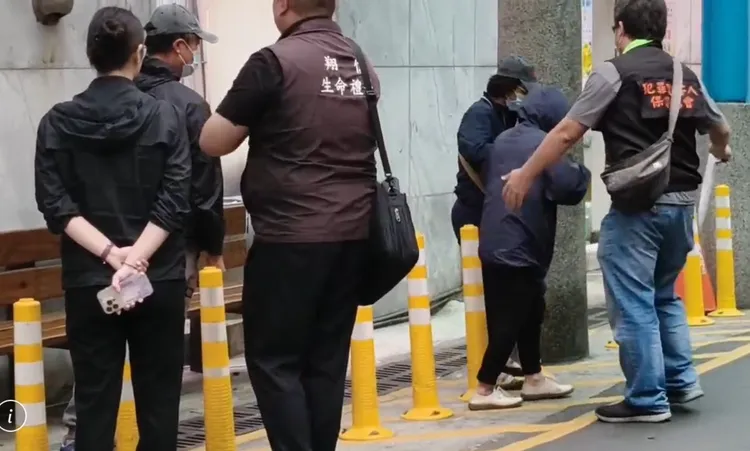 死者父母親與受傷的外婆來到殯儀館相驗，神情哀戚。翻攝畫面