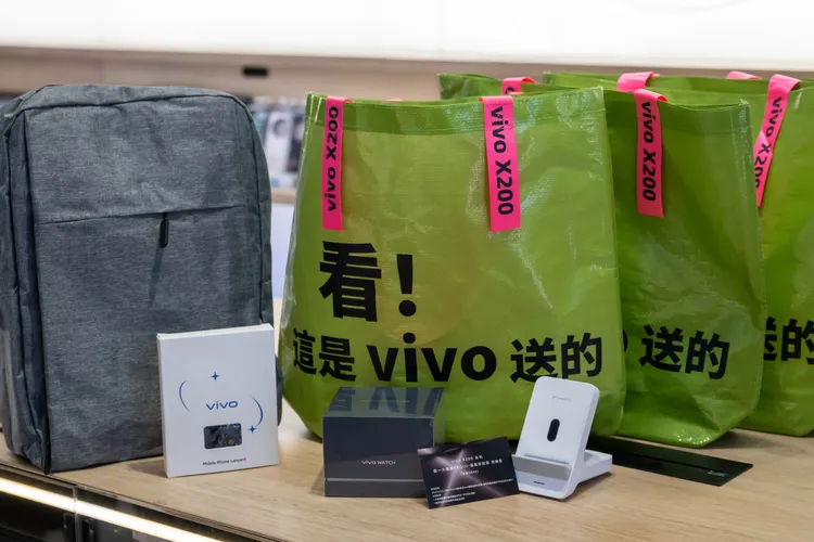 vivo祭出重磅好禮，包含「聯發科技股票」、「配件大禮包」，近三百萬元豪華禮品，吸引全台超過千名V粉共襄盛舉。vivo提供