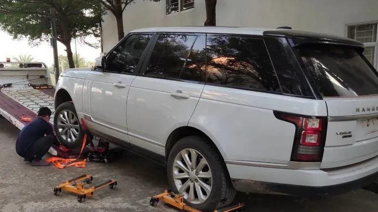 柬埔寨警方找到曾男的豪華轎車。翻攝柬中時報