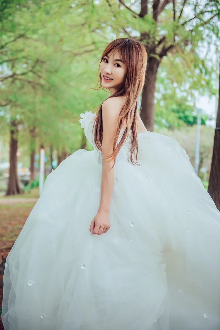 王宥忻再次披上白紗。台北法國巴黎婚紗提供