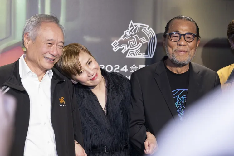 吳君如（中）金馬慶功酒會與李安（左）導演見面歡。圖／甲上娛樂提供