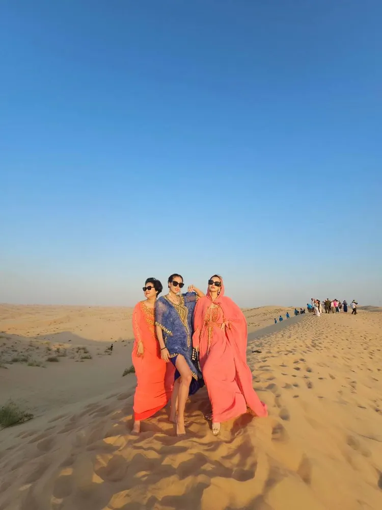 劉伊心（中）表示杜拜和阿布達比的每一處風景都充滿意義。本人提供