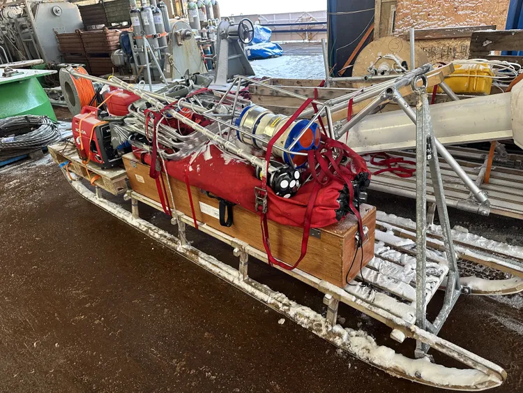 船上將科儀相關設備固定在雪橇上再用雪上摩托車拖至海冰上作業地點。國海院提供