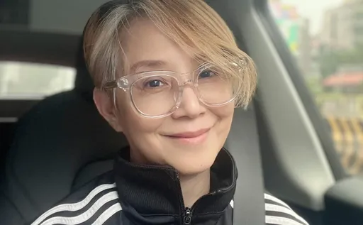 李明依不爽某教會亂放她照片 阿Ben贊聲稱「一堆冤大頭」