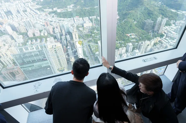 台北101導覽人員，向奧運金牌選手馬龍及楊倩介紹台北。馬英九基金會提供