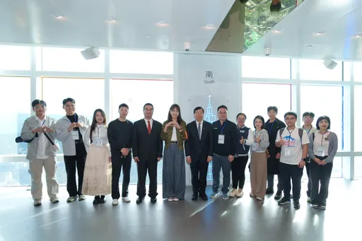 馬龍及陸生團今參觀台北101 賈永婕「雙手比愛心」熱情歡迎