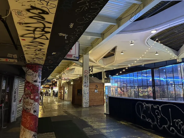 時行樂美食區的天花板也充斥著噴漆塗鴉。陳怡君提供