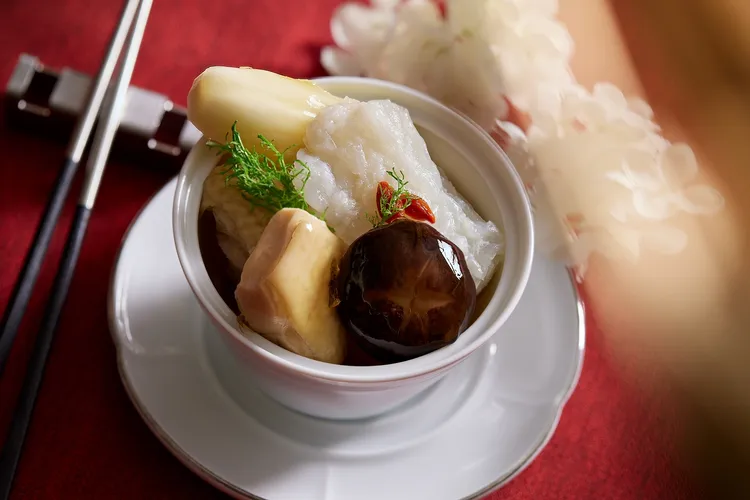 「宮廷延壽燉花膠」以豬骨、雞、金華火腿、瑤柱等滋養食材，慢燉1.5至2小時後加入汆燙的花膠，花膠吸收湯汁的精華，湯頭香醇。業者提供