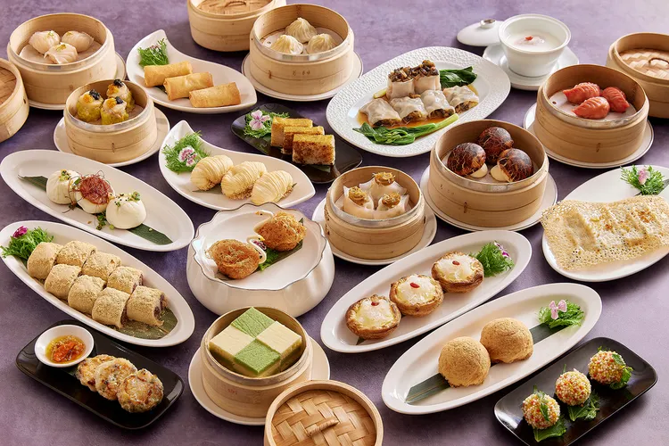 凱華樓中華料理有主廚楊德興監製的每日現點現做點心，如「冰晶帝王腸粉」、「海皇原隻鮑魚餃」、「蜂巢荔蓉天鵝酥」、「老雪菜火鴨生煎包」、「明爐焗燕窩蛋塔」等美味。業者提供