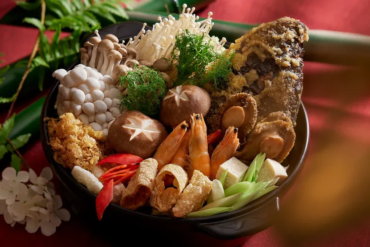 凱華樓中華料理的「鮑魚砂鍋魚頭」以鰱魚頭為主食材，加入大白菜、黑木耳、九孔鮑魚、白蝦等豐富海鮮食材同煮，是冬日裡極具豐富層次的湯品。業者提供