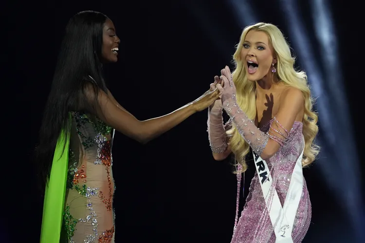 金髮美女維多莉亞卡耶爾特爾維格（右）得知自己獲獎，露出不敢置信的表情。路透