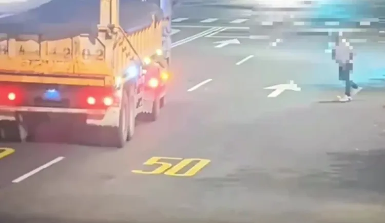 吳姓醉漢拿東西砸聯結車。警方提供