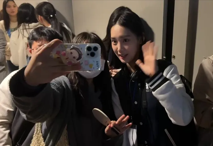 中國北京清華大學女學生彭弋航，參訪台北故宮，與台灣民眾合影。讀者提供