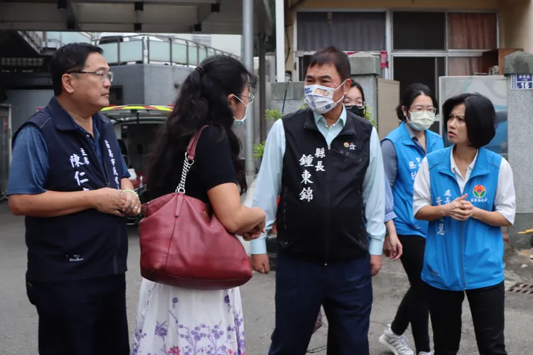 苗栗縣長鍾東錦前往醫院慰問受傷學童及家屬。縣府提供