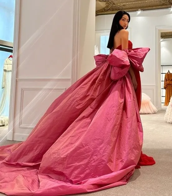 任晴佳之前飛巴黎試穿禮服。翻攝任晴佳IG