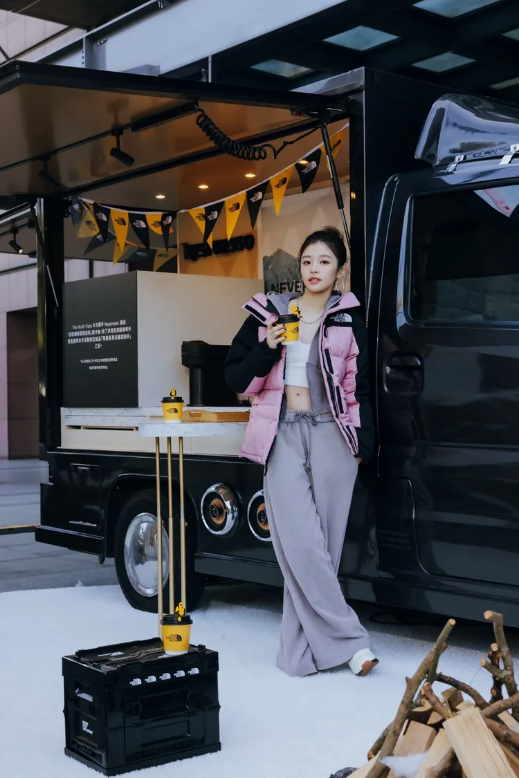 詹子萱造訪The North Face在台中新光三越中港店1F水舞廣場打造的北面極地探索站。品牌提供