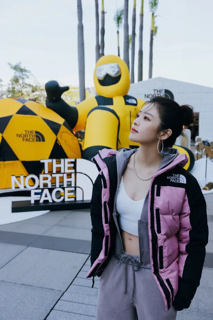 詹子萱在寒流來襲之時穿上白色露肚小背心，全有賴The North Face的守護。品牌提供