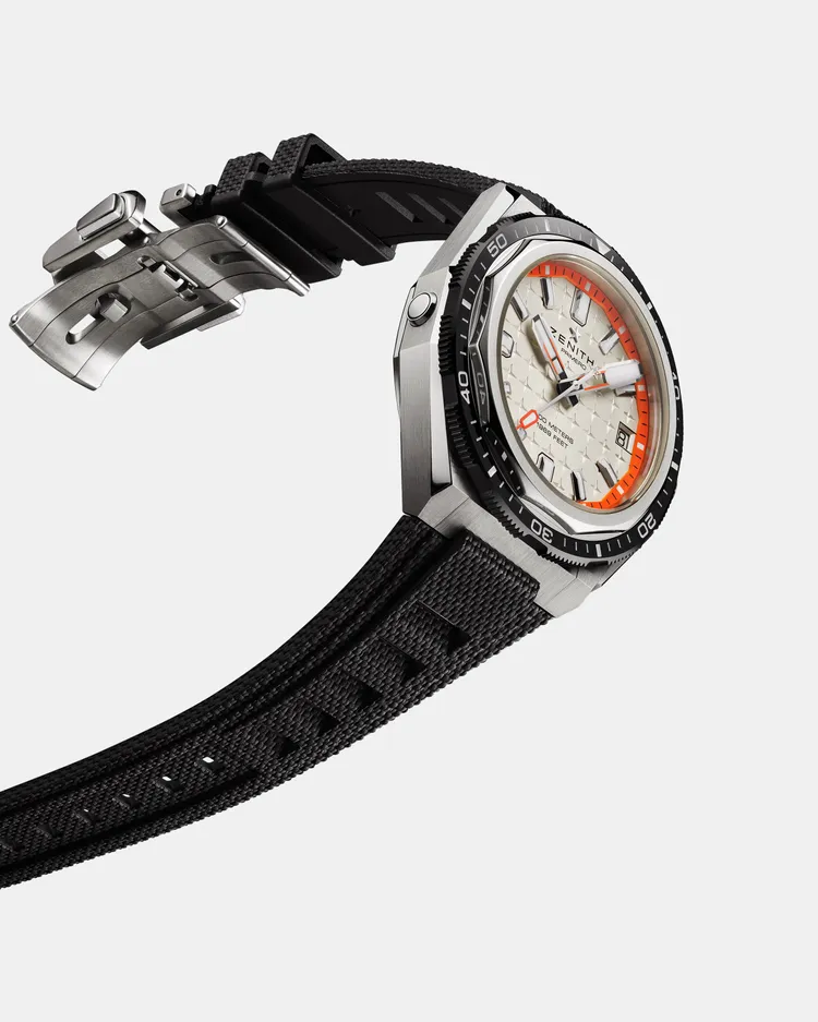 ZENITH DEFY Extreme Diver潛水腕錶，42.5mm，磨砂鈦金屬錶殼，銀色太陽紋錶盤，包含黑色橡膠、白色織物、金屬錶鍊3條錶帶，El Primero 3620 SC型機芯，動力儲存60小時，防水深度600米，39萬6700元。品牌提供
