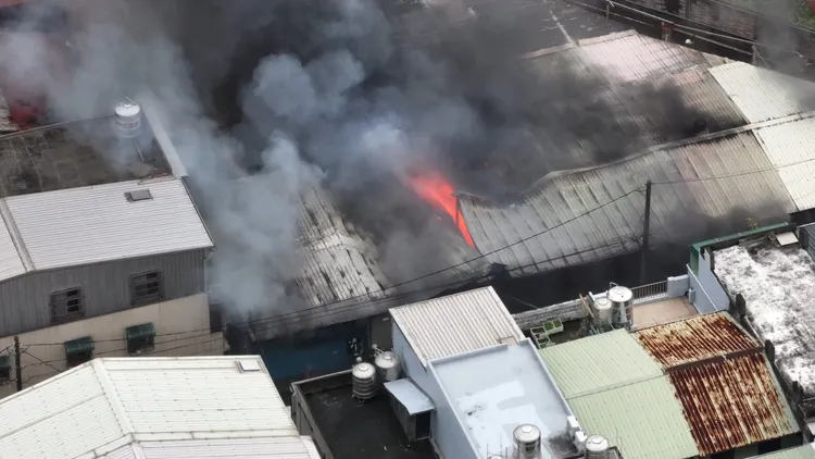 現場火勢。民眾根小姐提供