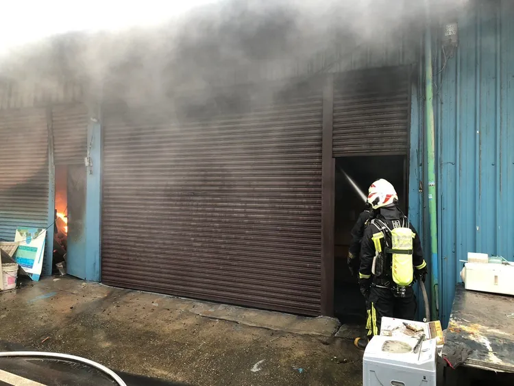 消防人員灌救。桃園市消防局提供