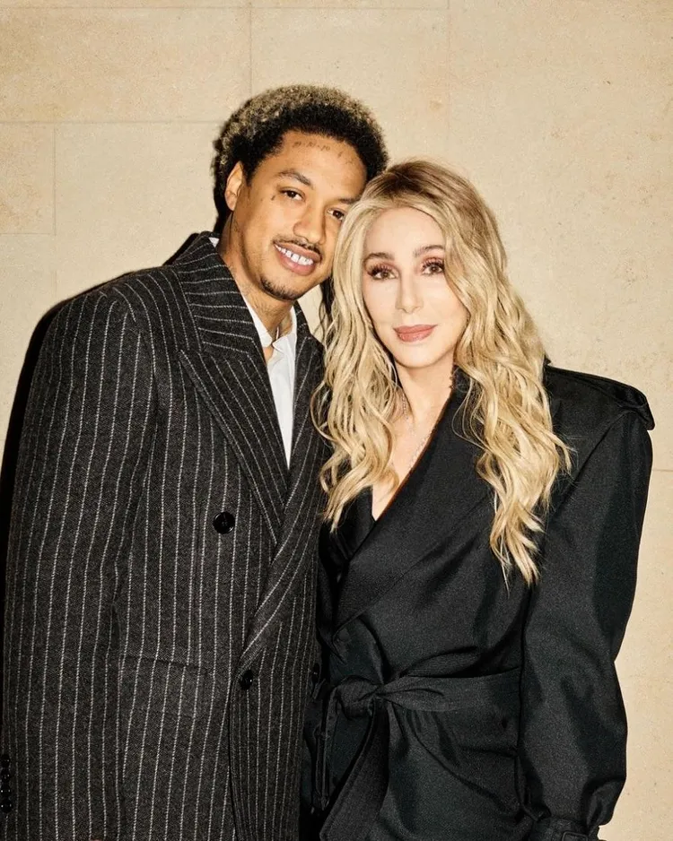 雪兒曾有過兩段婚姻，現在與小她40歲的饒舌歌手亞歷山大愛德華茲拍拖。翻攝IG@cher