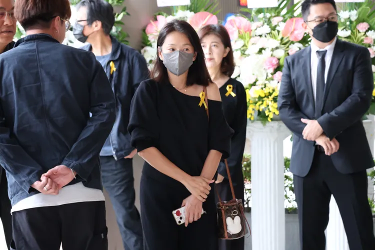 六月低調出席石英告別式。莊宗達攝影