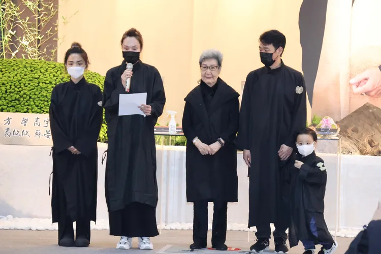 林千鈺（左二起）帶著媽媽吳玲、弟弟林義山、姪子、弟媳咪咪（左一）念致詞。莊宗達攝