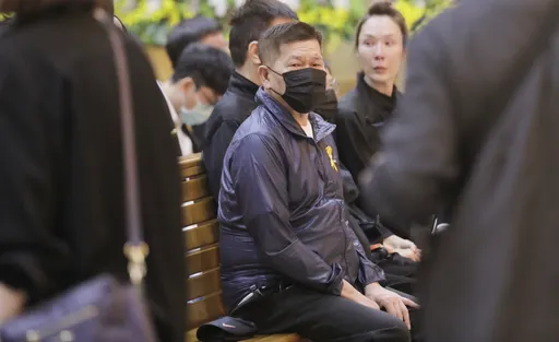 不畏財務糾紛 澎恰恰低調出席石英告別式下跪三鞠躬