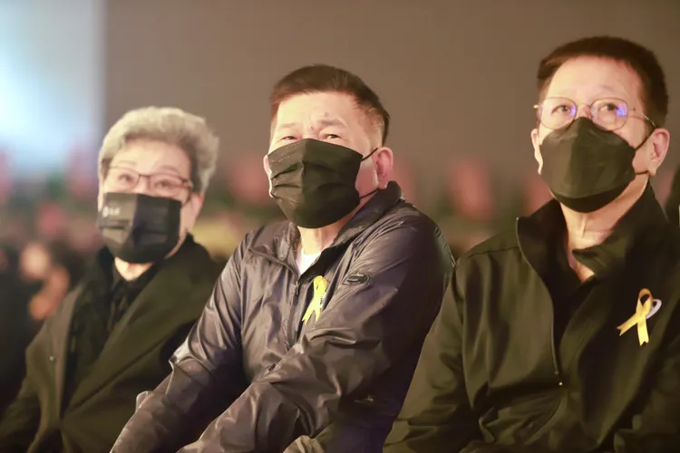 吳玲（左起）、澎恰恰、吳玲弟弟送石英最後一程。民視提供