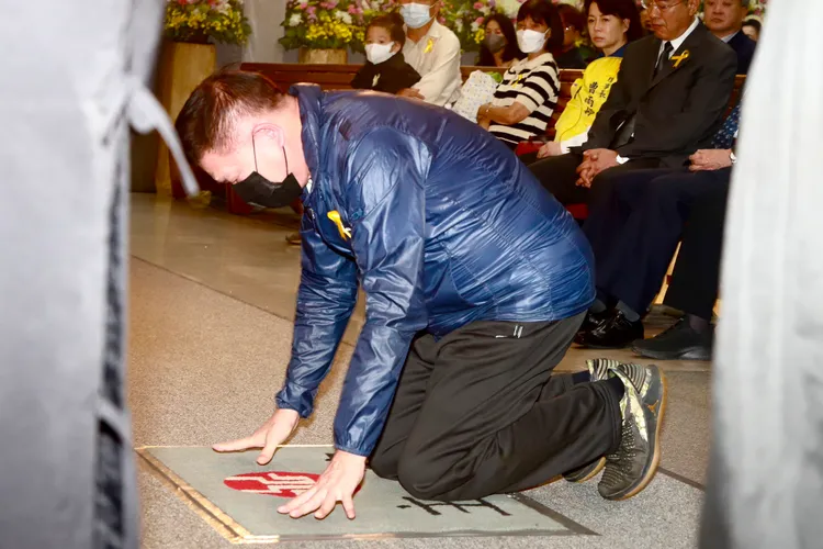 澎恰恰下跪磕頭。民視提供