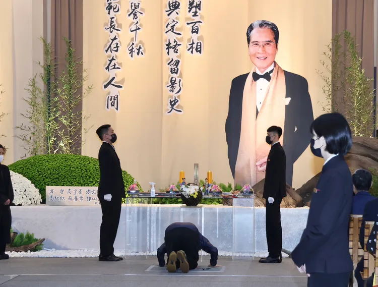 澎恰恰下跪磕頭，痛別師父石英。莊宗達攝影