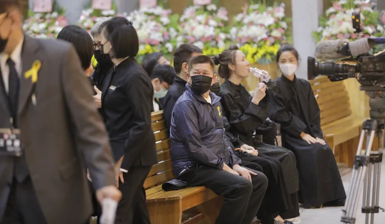 澎恰恰神情哀戚出席石英告別式。莊宗達攝影