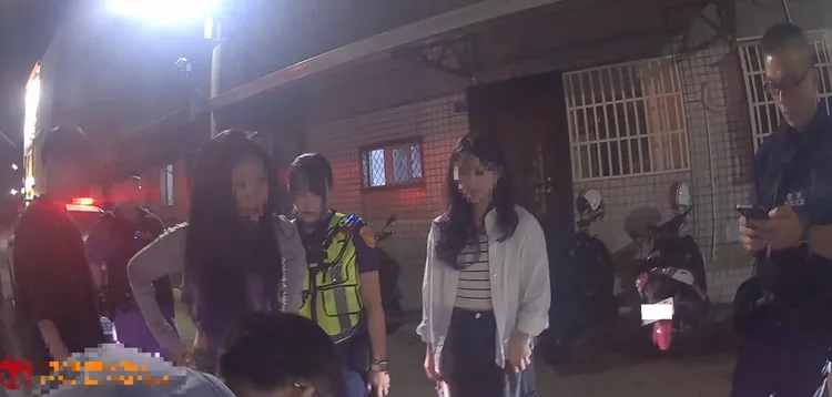 詹男不勝酒力，吵鬧喧嘩臥地不起，警方通知家人來處理。翻攝畫面