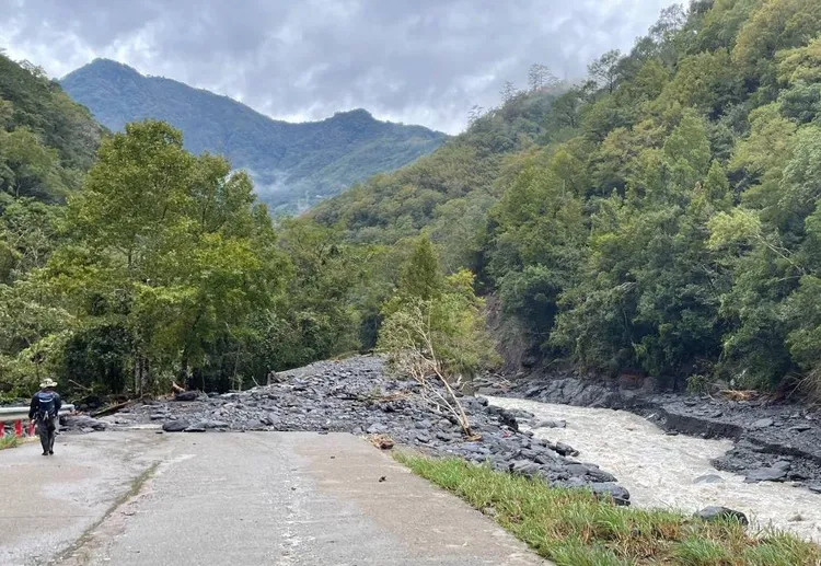 司馬庫斯部落聯外道路落石坍方。新竹縣府提供