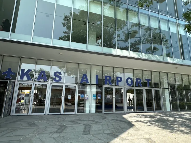 從學校門口開始，就佈置成真的機場一樣。