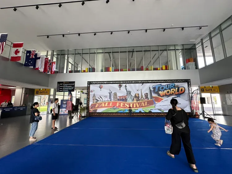 園遊會主題為「環遊世界（Tour the World）」。